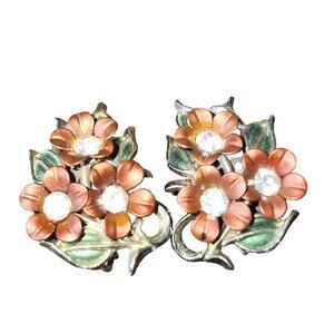 Vintage 50s Goldtone Boho Cottage Clip On Floral Flower Bouquet Earrings